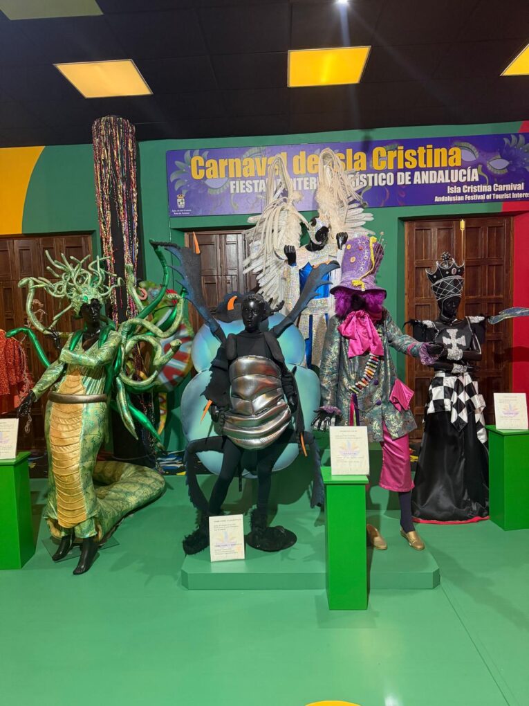 Disfraces expuestos en la Muestra del Carnaval de Isla Cristina